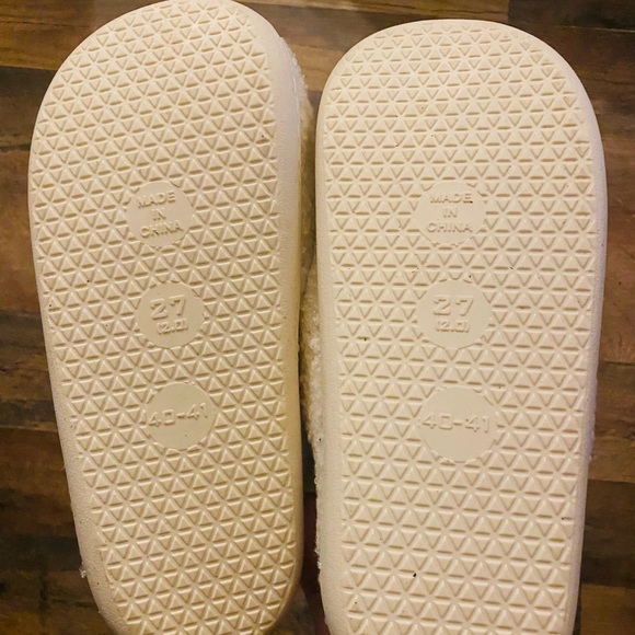 NWT Altar’d State Pink Blush Smile Face / Happy Face Slippers size L- SOLD OUT - Picture 2 of 2